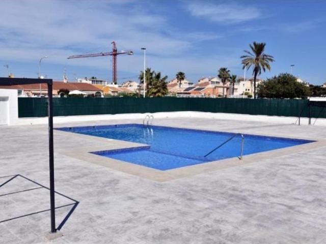 Bungalow elegante reformado con terraza privada y energía solar | Torrevieja
