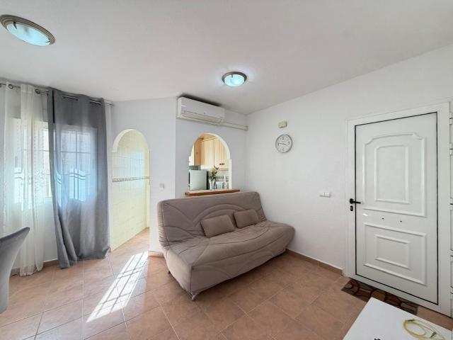 BUNGALOW EN TORREVIEJA EN PLANTA ALTA CON PISCINA COMÚN Y SOLARIUM PRIVADO DE 36 M2 EN 'AGUAS NUEVAS' 2 DORM. 1 BAÑO