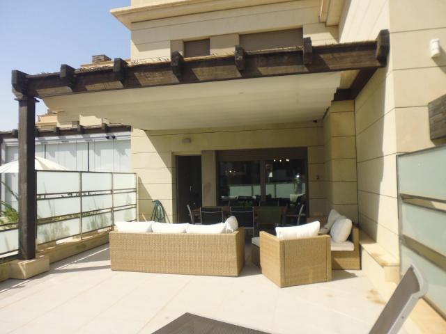 BUNGALOW EN URBANIZACIÓN CON PISCINA Y VISTA AL MAR