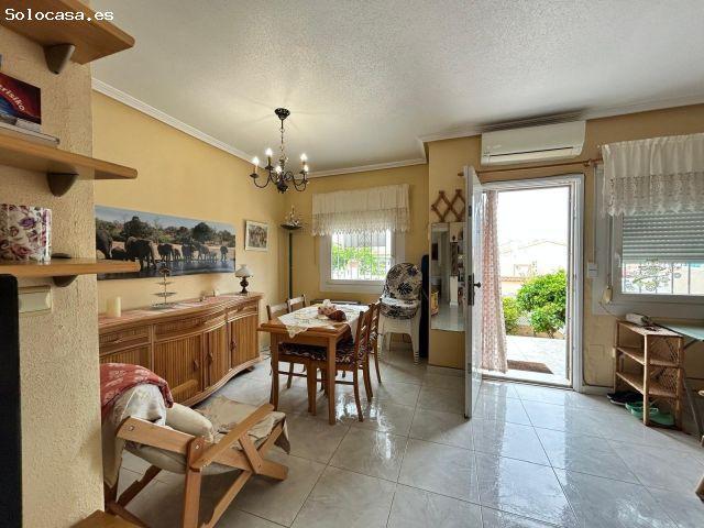 Bungalow en planta baja sin vecinos arriba y con piscina comunitaria en Orihuela Costa