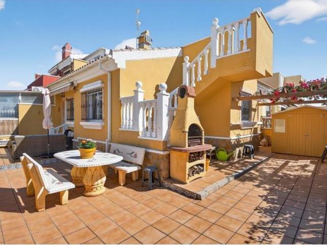 BUNGALOW ESQUINA CON JARDÍN, SOLÁRIUM Y PISCINA COMUNITARIA
