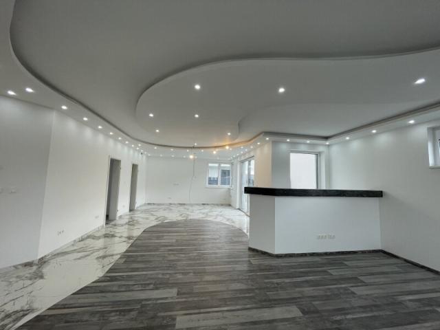 Bungalow, Hochmodernes Seehaus, 3 Zimmer, mit Garten und Terrasse, nur 4 Gehminuten vom Neufelder See entfernt