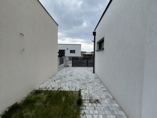 Bungalow, Hochmodernes Seehaus, 3 Zimmer, mit Garten und Terrasse, nur 4 Gehminuten vom Neufelder See entfernt