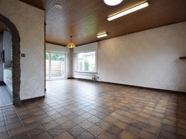 BUNGALOW MET MOOIE TUIN EN GARAGE