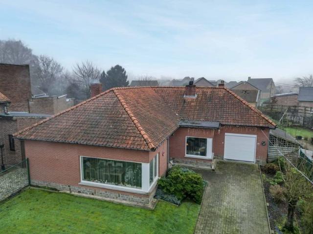 Bungalow met vier slaapkamers, inpandige garage en ruime.