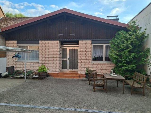 Bungalow mit angrenzendem Garten und vermietetem 3 Familienhaus