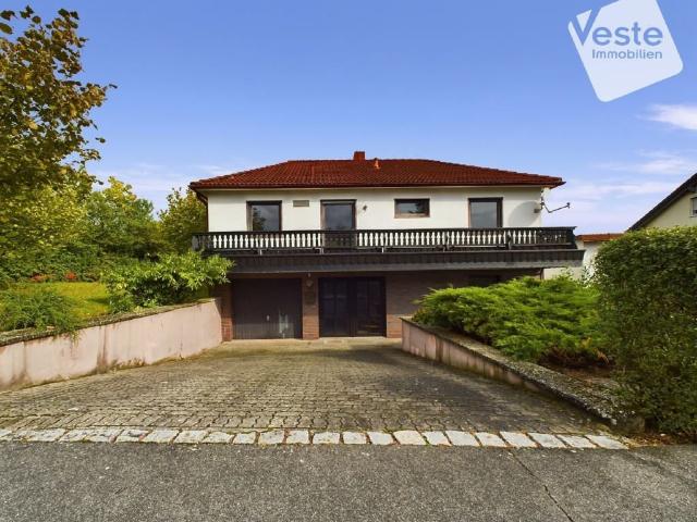 Bungalow mit großem Garten und Garagen im Stadtbusbereich