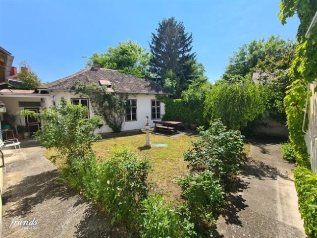 Bungalow Rosentraum mit großem Rohdachboden als Potenzialträger