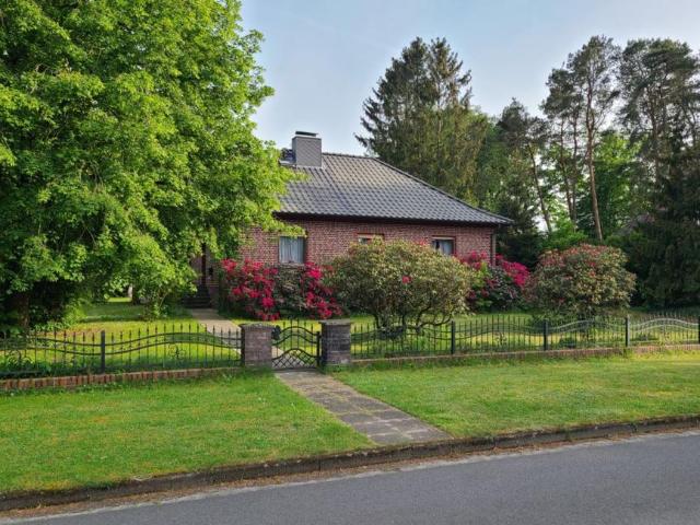 Bungalow mit Solaranlage, Einfamilienhaus, Haus
