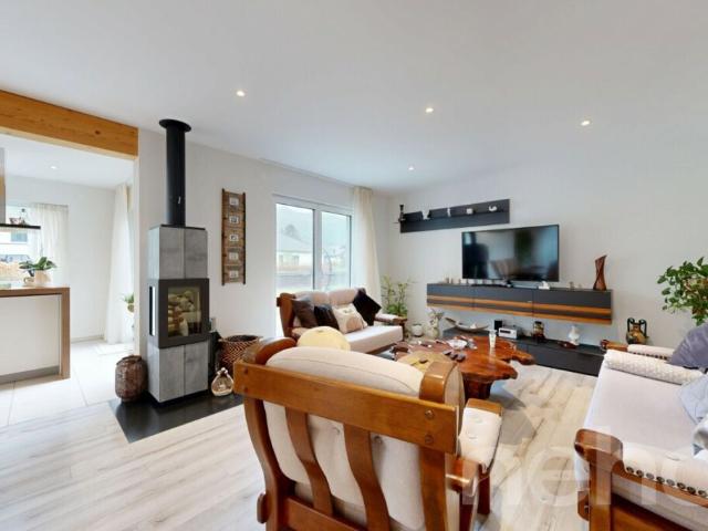 Bungalow mit Pool an ruhiger Lage im Jura
