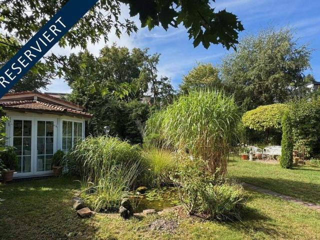 Bungalow mit Pavillon, Garage, Carport und Traumgarten.