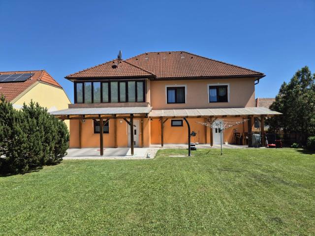 BUNGALOW MIT TRAUMHAFTEM GARTEN