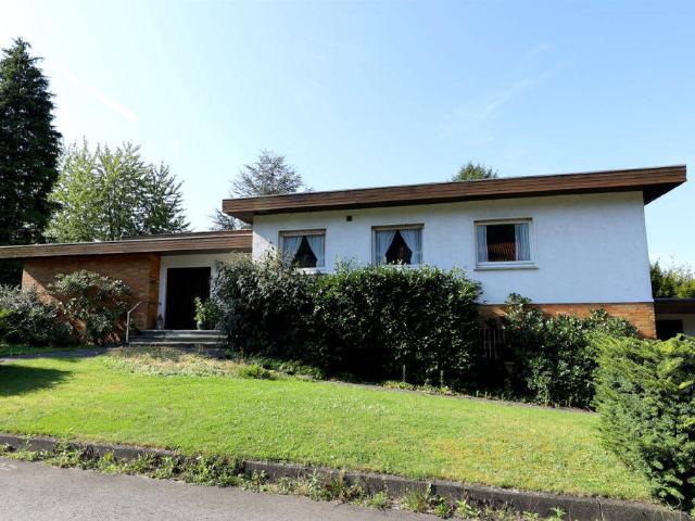 == Bungalow mit viel Potenzial in Top Lage ==