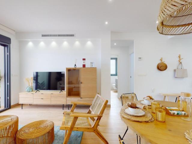 Bungalow Moderno de 2 Dormitorios con Gran Solárium y Vistas en Urbanización con Piscina – Torrevieja