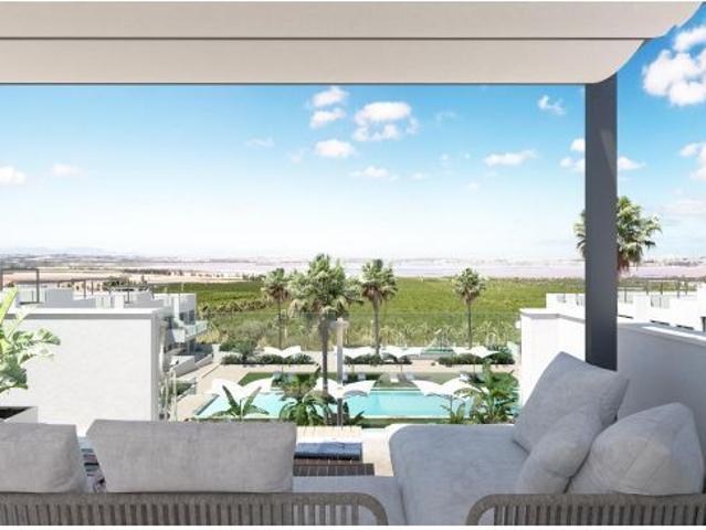 Bungalow planta alta en Los Balcones con solarium privado y vistas a las salinas de Torrevieja
