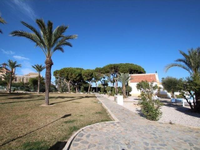 BUNGALOW PLANTA BAJA TOTALMENTE REFORMADO CON JARDÍN, PISCINA Y PISTA DE TENIS EN LOS BALCONES