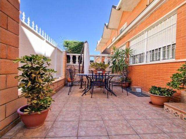 BUNGALOW REFORMADO CON SÓTANO, DIRECTO A 2 GARAJES, PISCINA, TRASTERO, PATIO Y TERRAZA, ALTABIX NUE