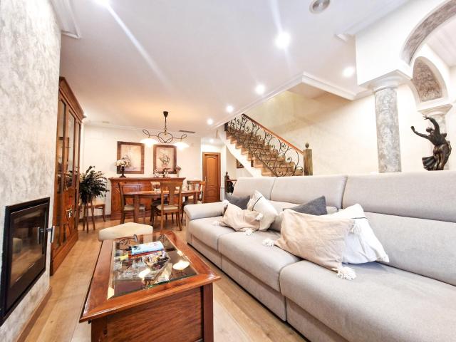 BUNGALOW REFORMADO CON SÓTANO, DIRECTO A 2 GARAJES, PISCINA, TRASTERO, PATIO Y TERRAZA, ALTABIX NUEVO