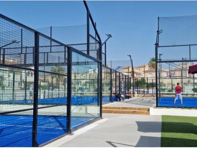 Bungalow sin vecino arriba con 2 dormitorios, 1 baño, orientado al sur en Orihuela Costa