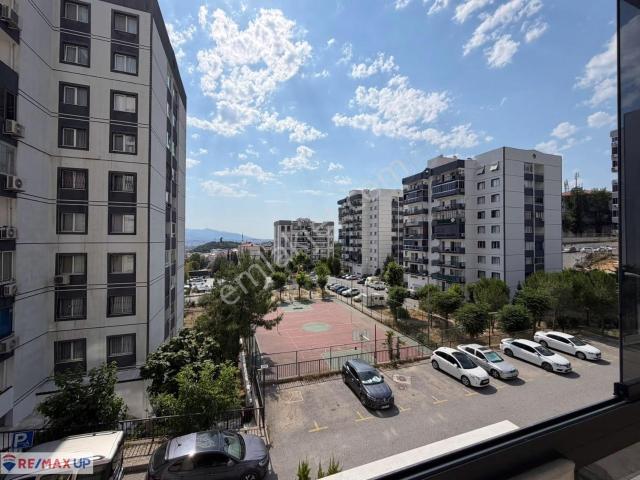 Buca Belediye Konutları Sitesi'nde Manzaralı Satılık 3+1 Daire