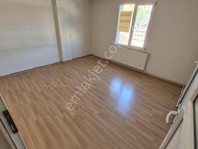 Buca İnkilap Mah./pazaryerikarşısı/izban'a 300metre/arakat Daire