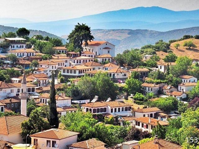 BUCA TURYAP'TAN ŞİRİNCE MERKEZDE İÇİNDE EV OLAN GENİŞ ARSA
