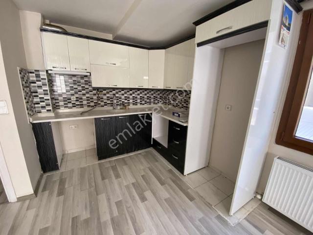 Buca Üçkuyularda Kiralık 2+1 Doğalgazlı Ve Çift Klimalı Köşe Ev