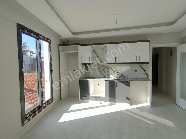 Buca Ufuk Mahallesinde Merkezi Konumda Yeni,doğal Gazlı2+1 Daire