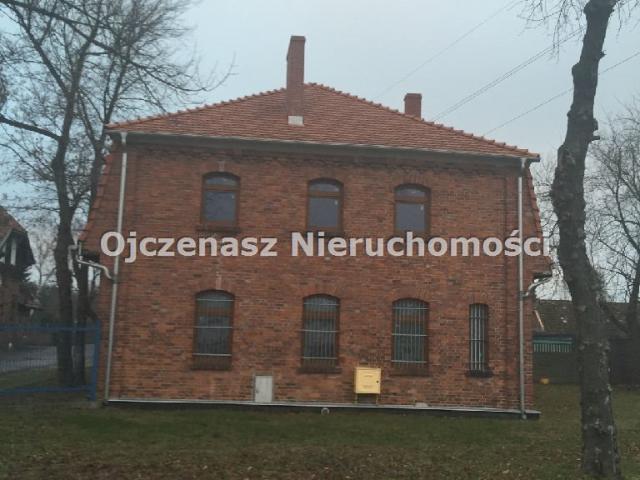 Budynek 470 m² z dwoma wejściami i parkingiem