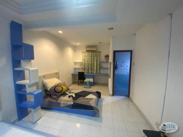 Budget friendly: Two Single Beds' Room with Attached sharing Private Bathroom at Bukit Rimau!