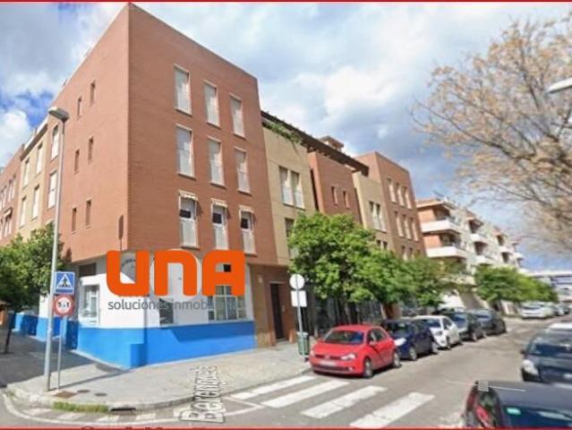 Buen piso muy cerca del Vial espalda Hotel Center con plaza de garaje y amueblado