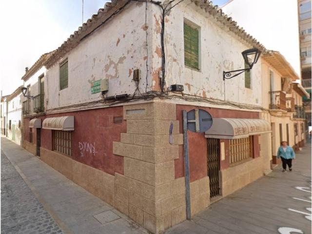 Buen solar con fachada a dos calles en zona del Ayuntamiento