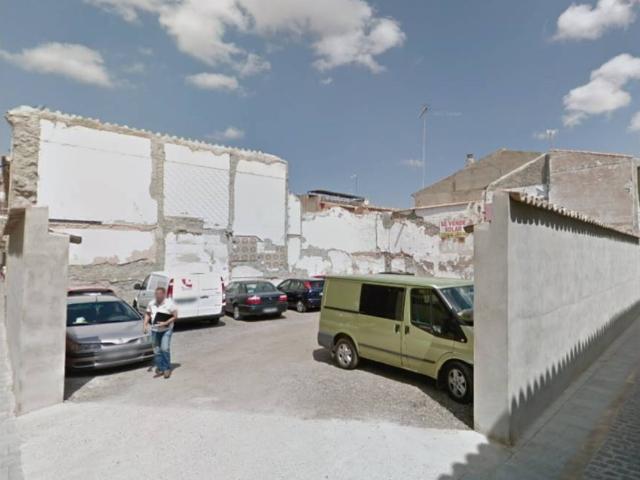 Buen solar próximo al Ayuntamiento con fachada a dos calles