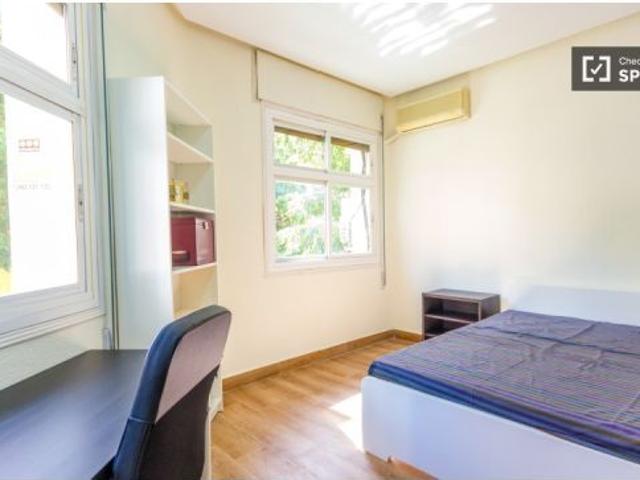 Buena habitación con armario independiente en piso compartido, Moncloa