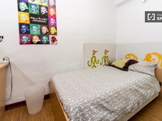 Buena habitación en apartamento de 6 habitaciones en Latina, Madrid