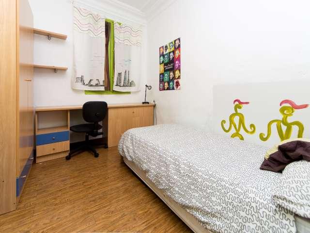 Buena habitación en apartamento de 6 habitaciones en Latina, Madrid