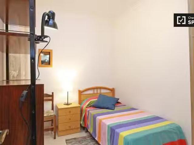 Buena habitación en piso de 3 dormitorios, Eixample, Barcelona