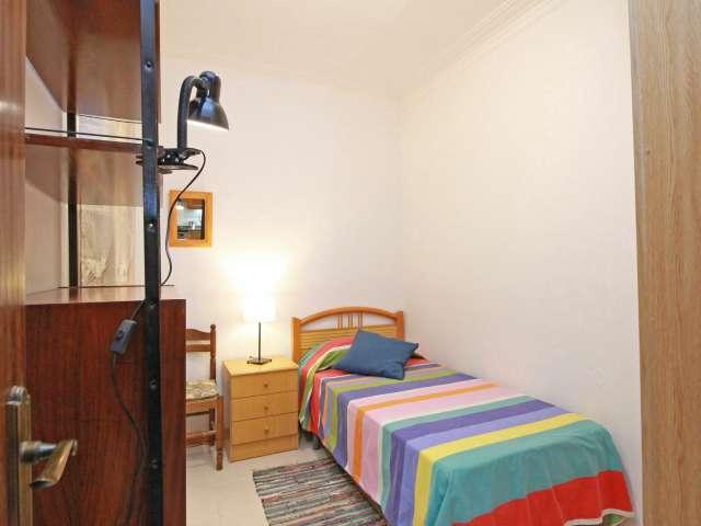 Buena habitación en piso de 3 dormitorios, Eixample, Barcelona