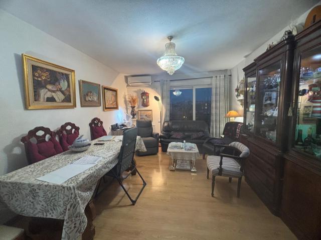 Buenavista.Piso con 102 m2 con 5 dormitorios, 1 baño completo y 1 aseo. Terraza. Piscina comunitaria.Garaje y trastero