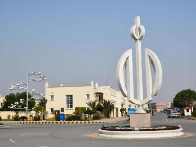 Builder location 8 marla residence plot located in Northern district? Lahore Bahria Orchard ID 58343