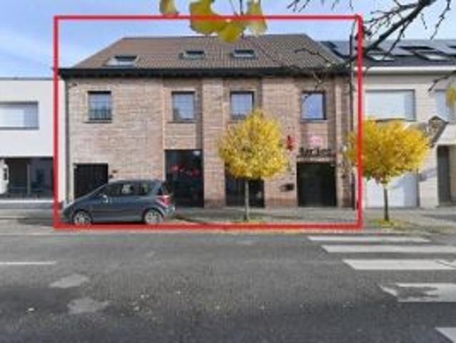 Building bestaande uit handelspand, loft en appartement