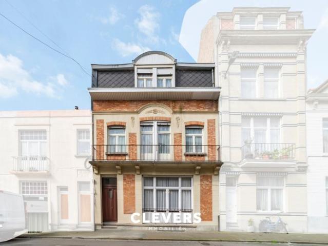 Building met 9 slaapkamers en garage