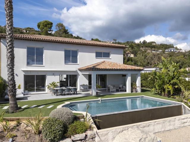 Built on landscaped grounds of over 1 980 m2, within a prest. 237m² Les Mayons