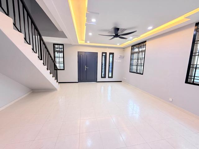 Bukit Indah Double Storey End Lot Extra Land Fully Renovated Full Loan