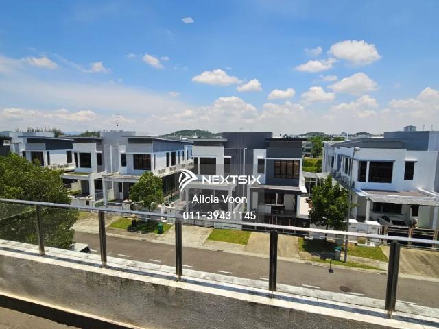 Bukit Indah 黄金地段单层End Lot 单层屋一直都非常抢手️ #Jalan Indah 1【3房2厕】20×70 厨房已全扩建 前院大门也加宽并安装 Auto Gate，同时配备冷气️ 固定家具保留 无论自住还是长期持有，这种成熟地段的一直都有稳定需求 Asking Price RM580K Nego