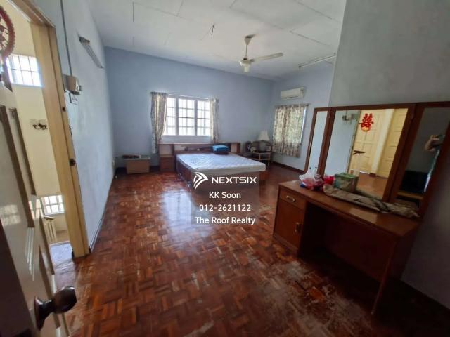 Bukit Senjuang 3 Storey Semi D For Sale FREEHOLD Land Size 2924 sqft 6 Bedrooms 6 Bathrooms 1 Balcony Fully Renovated and Extended Partially Furnished with 7 air conditioners Selling 1.398Mil