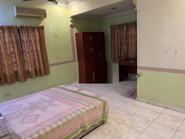 Bukit subang 2 storey terrace link house 4 bed rooms air cond