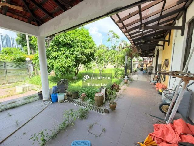 BukitIndah 热门地段 #The Sky Executive Suites 2+1房公寓出售 Corner lot 1080sqft 包全家具电器️可直接入住或出租 1车位 走路就能到lotus，附近有aeon、tf，还有cw巴士可以到second link