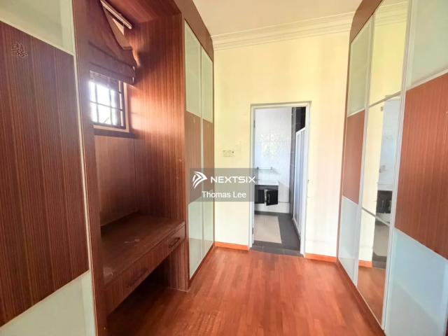 BukitIndah 热门地段 #The Sky Executive Suites 2+1房公寓出售 Corner lot 1080sqft 包全家具电器️可直接入住或出租 1车位 走路就能到lotus，附近有aeon、tf，还有cw巴士可以到second link