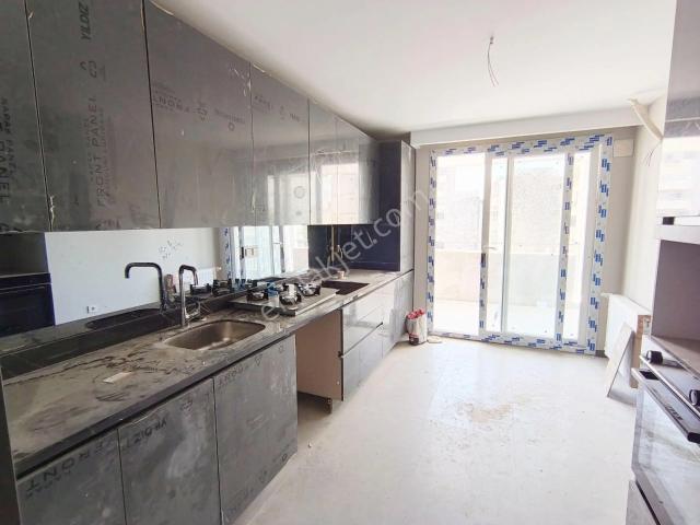 Bulvar Üzeri Sitede 7/24 Güvenlikli Full Sosyal Donanımlı Sitede Kapalı Mutfak 3+1